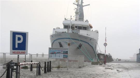 Im Herbststurm Ende November liegt die „Helgoland“ im Fährhafen.