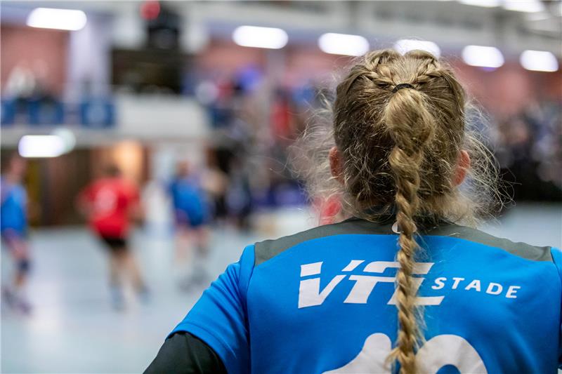 Im Hinspiel gegen den Favoriten Rostock verloren die Staderinnen knapp mit 26:29. Symbolfoto: Jörg Struwe/picselweb.de