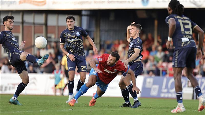 D/A hat lange Vorteile - bleibt nach dem Gegentor aber zu harmlos Im Hinspiel glänzte Haris Hyseni gegen seinen Ex-Club. Nun musste D/A im Rückspiel eine 0:1-Niederlage gegen Phönix Lübeck hinnehmen.