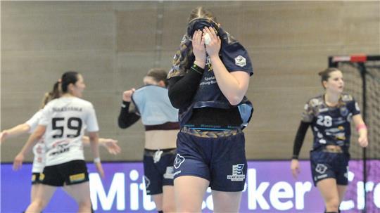 Im Hinspiel jubelten die Gäste in der Halle Nord. BSV-Spielerin Lin Lück vergräbt ihr Gesicht im Trikot.