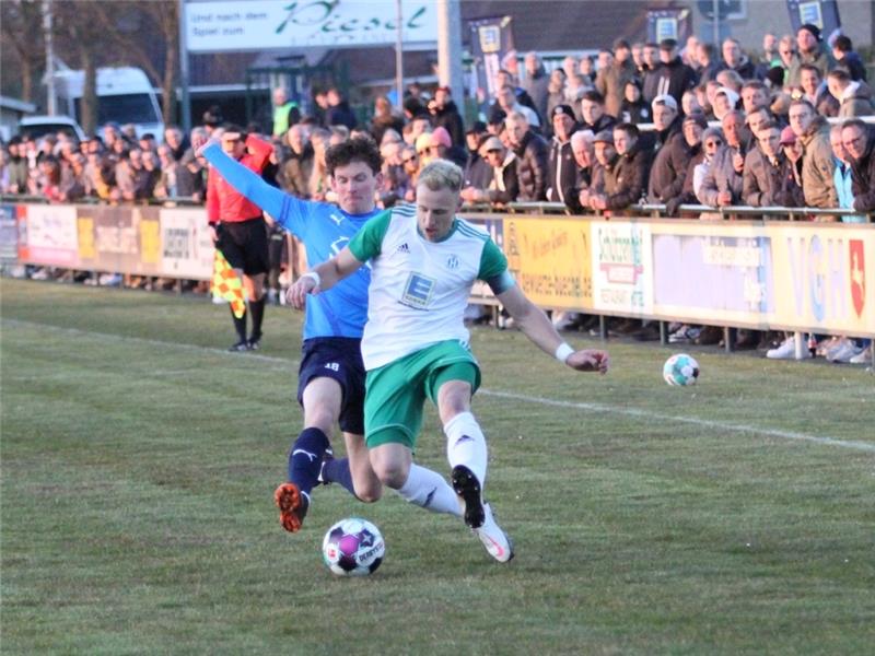 Im Hinspiel waren die Ahlerstedter wesentlich engagierter und gewannen 3:0, die Harsefelder fanden nicht ins Spiel. Hier stört Merten Hiller (links) Sören Meyer schon in der Hälfte des TuS energisch. Foto: Bröhan