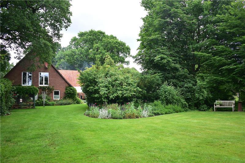 Wenn das BBQ räuchert, weht ein Hauch von Picasso in Wedel Im Hintergarten der Wehler Deel ist auch Platz für Betriebs- und Familienfeiern wie Konfirmationen oder Trauungen bis 70 Personen.