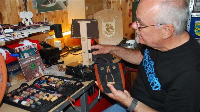 Im Hobbykeller fertigt Bill Kleinbrahm auch mittelalterliche Ledertaschen und Ritterschilde.