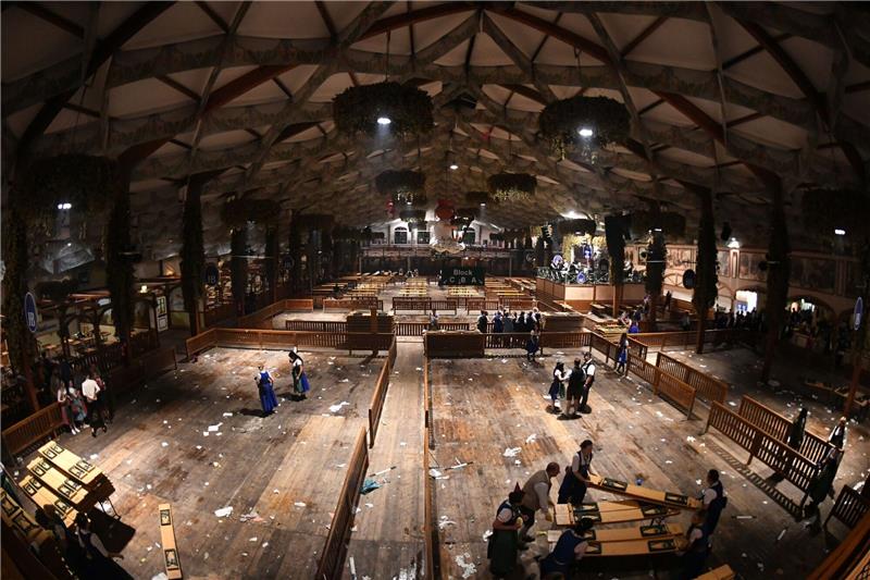 Im Hofbräu-Festzelt herrscht nach dem traditionellen Abschluss des Münchner Oktoberfestes gähnende Leere.