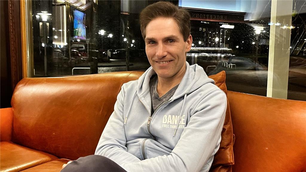 Im Hoodie: Christian Polenc vor dem Auftritt im Gespräch in der Hotel-Lobby des ...