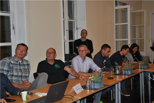 Im Horneburger Rathaus verfolgten die Ratsherren und -frauen den Ausgang der Kommunalwahl am Sonntagabend gemeinsam. Foto: Lohmann