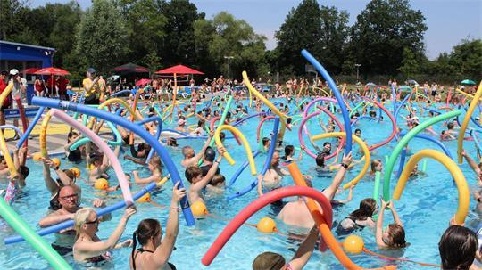 Im Horner Bad ist der eingetragene Rekord für die meisten Poolnudeln geknackt worden.