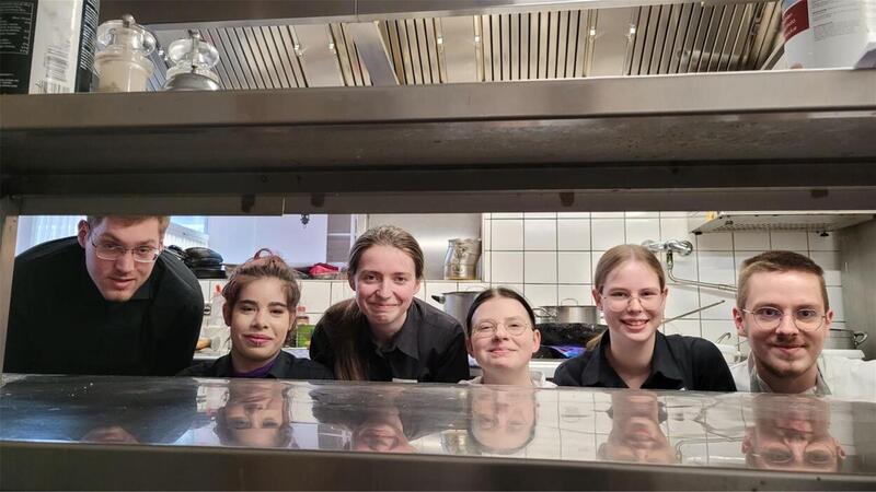 Hier sind Azubis Chef: Rettet Hotelier aus der Wingst mit Trick eine ganze Branche? Im Hotel Peters in der Wingst übernehmen die Azubis (von links) Verantwortung: Christoph Rodiek, Emelie Eichsteller, Feenke Müller, Mariella Opitz, Anna-Lena Köhler und Kevin Lelleck.