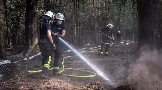 Im Hürtgenwald werden noch Brandnester bekämpft.