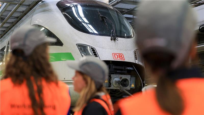 Im ICE-Werk Leipzig werde Züge gewartet. 