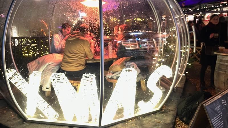 Im Iglu am Stader Fischmarkt kommt festliche Stimmung auf.