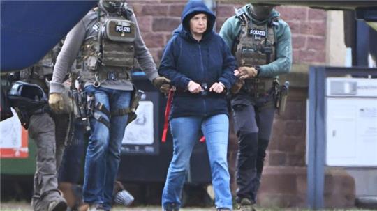 Anwalt von Ex-RAF-Terroristin kritisiert Haftbedingungen Im Innenhof eines Behördenzentrums wird die frühere RAF-Terroristin Daniela Klette zu einem Hubschrauber geführt.