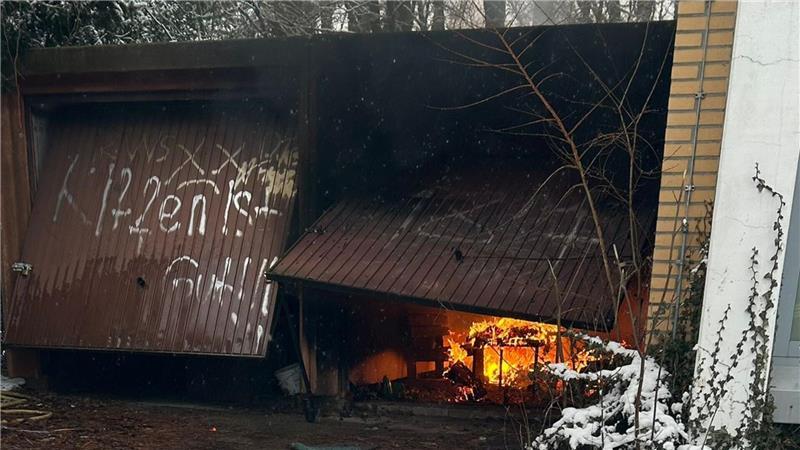 Im Inneren der Garage loderten die Flammen.