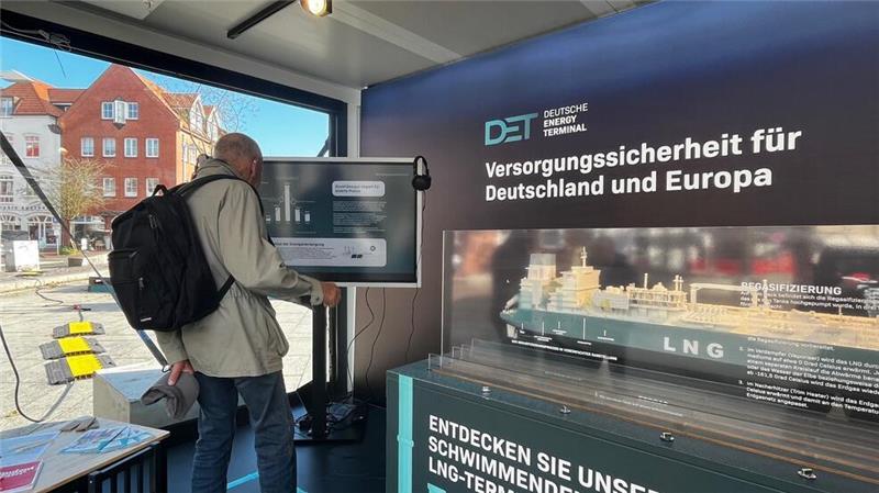 Im Inneren der Info-Box: Kurzfilme und ein Modell der Energos Force, des schwimmenden LNG-Terminals im Industriehafen Bützfleth in Stade.