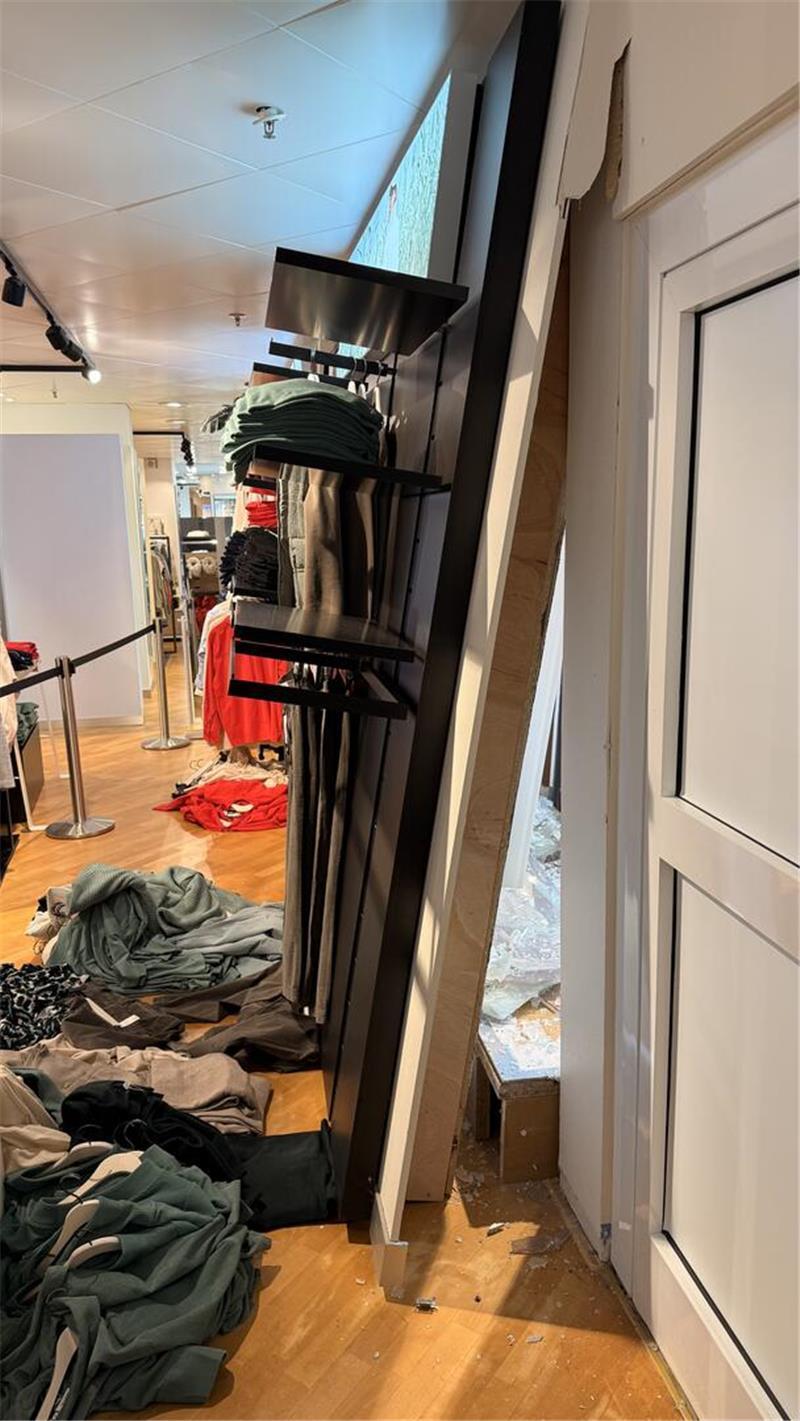 Im Inneren des Dollerner Kaufhauses Mohr ist gut zu sehen: Durch die Kollision wurde nicht nur das Schaufenster, sondern auch die dahinterliegende Wand beschädigt.