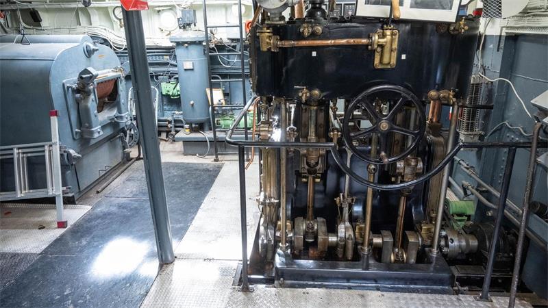 Im Inneren zeigt sich historische Antriebstechnik.