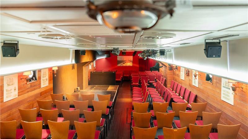 Den Kurs immer gehalten: 50 Jahre „Theaterschiff Hamburg“ Im Innern des Schiffes haben 120 Zuschauer Platz.