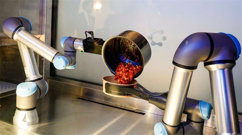 Im Innern werkeln zwei Roboterarme.
