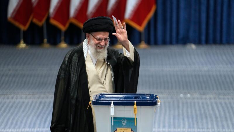 Stichwahl im Iran: Reformkandidat gegen Hardliner Im Iran ist nicht der Präsident, sondern Religionsführer Ajatollah Ali Chamenei das Staatsoberhaupt. (Archivbild)
