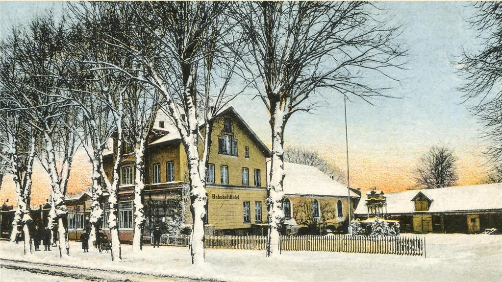 Im Jahr 1910 stehen mehrere prächtig wirkende Gebäude im Umfeld des Bahnhofs Bux...