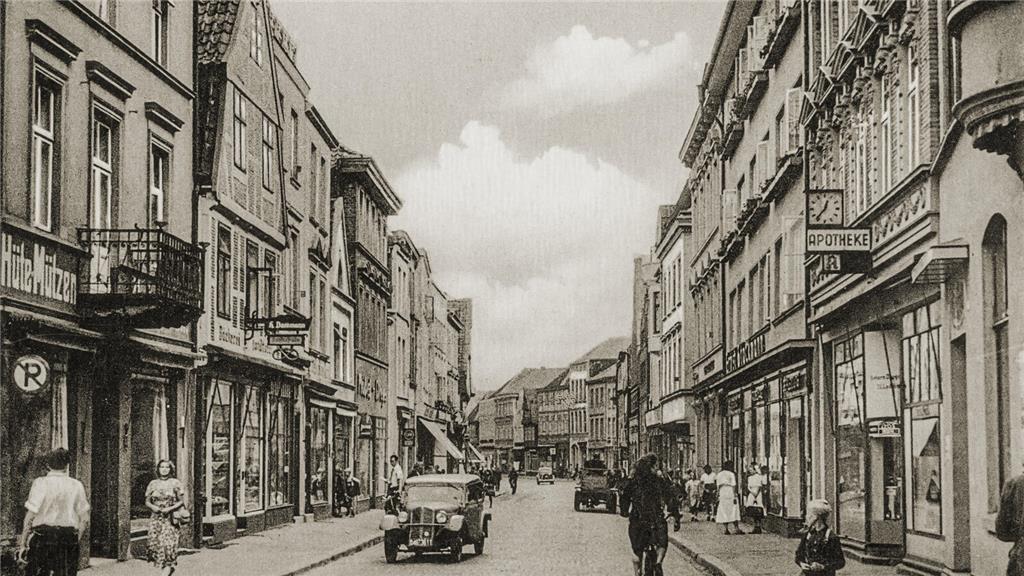 Im Jahr 1952 befahren Autos in beiden Fahrtrichtungen die Lange Straße in Buxteh...