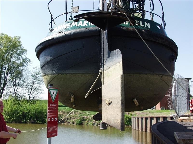 Im Jahr 2007 wurde die Tjalk „Annemarie“ in Hahnöfersand Ost mit einem Kran in die Binnenelbe gesetzt. Foto: Vasel