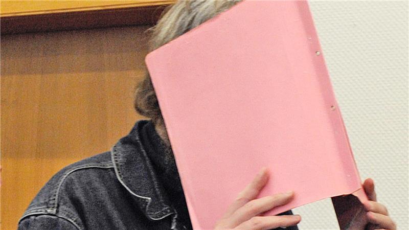 Vom „Maskenmann“ im Schlaf entführt: Der Fall Dennis erschüttert bis heute Im Jahr 2012 fand der Prozess gegen Martin N. am Landgericht Stade statt. Jetzt steht der „Maskenmann“ erneut wegen der Ermordung eines Jungen vor Gericht, dieses Mal in Frankreich.