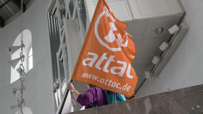 Im Jahr 2014 hatte das Finanzamt Frankfurt/Main dem Attac-Trägerverein die Gemeinnützigkeit aberkannt, weil das Netzwerk zu politisch sei.