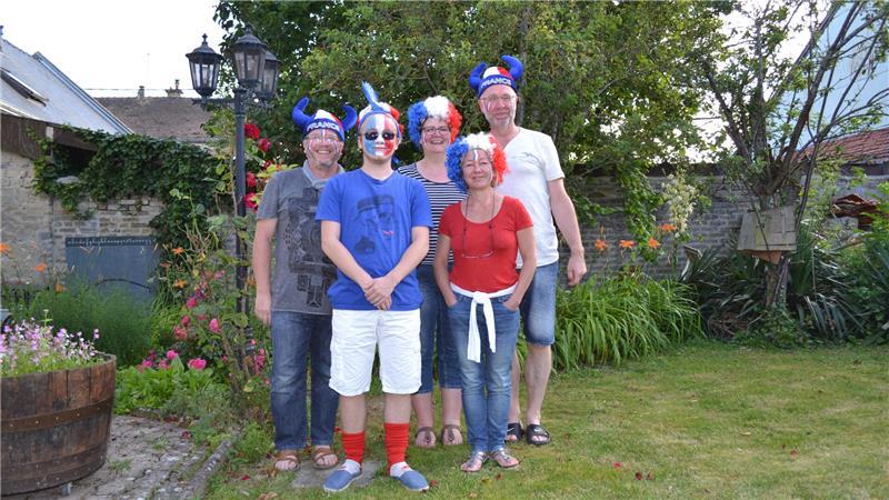 „Geredet und getrunken“: Wie in Harsefeld aus Partnerschaft Freundschaft wurde Im Jahr 2016 in Asfeld (vorne von links): Didier, Clément und Mireille Fleury mit (hinten) Ina Hildebrandt-Heins und Jörg Heins in Asfeld während der EM 2016 in Frankreich.