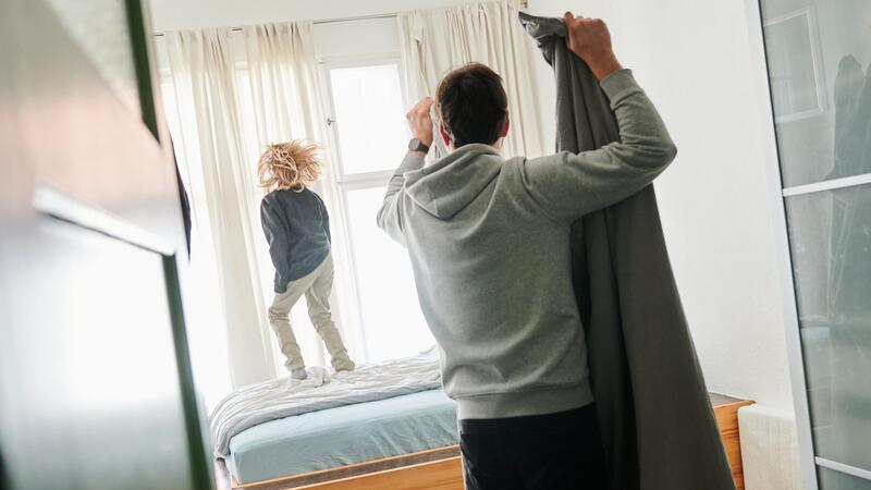 Care-Arbeit: Was muss sich für Väter ändern? Im Jahr 2022 waren laut Statistischem Bundesamt nur 1,9 Prozent der Väter, deren jüngstes Kind unter sechs Jahren ist, in Elternzeit.