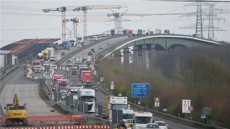 A1: Norderelbbrücke wird zum Nadelöhr für Osterreiseverkehr Im Jahr 2030 soll der Ersatzneubau für die Rader Hochbrücke über den Nord-Ostsee-Kanal fertig sein.