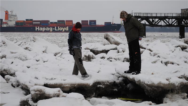 Im Januar 2010 schichten sich Eisschollen an der Elbe zu einer bizarren Landschaft. Das Betreten ist gefährlich und bleibt den Waghalsigen vorbehalten.