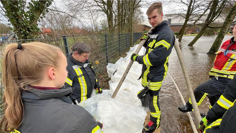 Im Januar 2024: Die Big Bags wurden mit Wasser gefüllt, um den Teich einzudämmen.
