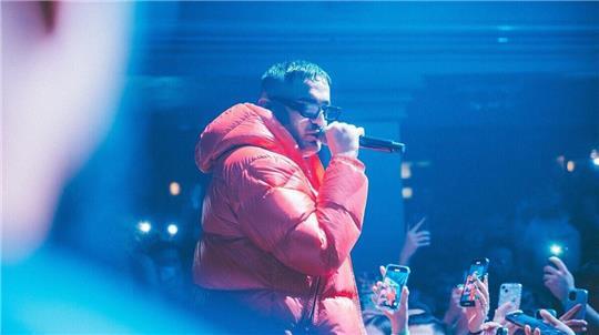 Im Januar 2024 erlebt Janssens Tanzpalast einen seiner besucherstärksten Abende – später taucht der Auftritt von Haftbefehl in der Netflix-Doku „Babo – Die Haftbefehl-Story“ auf.