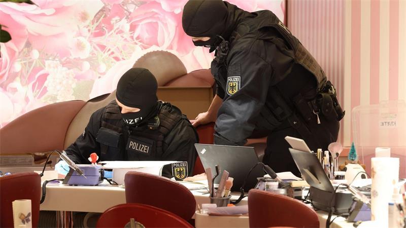 Im Januar durchsuchten Bundespolizisten ein Nagelstudio in Düsseldorf. (Archivbild)
