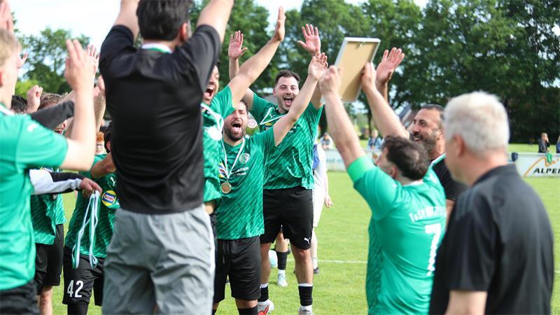 Im Jubiläumsjahr des TuSV Bützfleth feierte die Fußballmannschaft die Meisterschaft und den Bezirksliga-Aufstieg.
