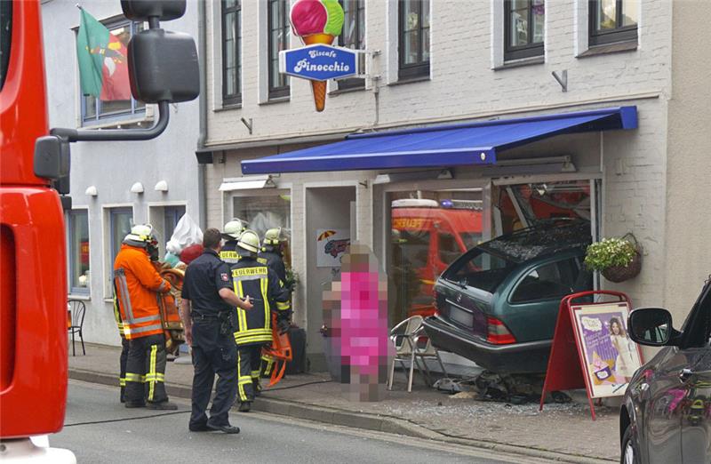 Im Juli 2015 raste die damals 59-jährige Frau ins Eiscafé Pinocchio in Bremervörde. Ein zweijähriger Junge und ein 65-Jähriger starben dabei. Archivfoto: Bick/Borgardt
