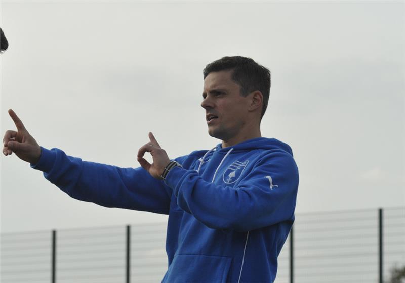 D/A und Trainer Lars Uder trennen sich Im Juli 2018 übernahm Lars Uder als unbeschriebenes Blatt die SV Drochtersen/Assel. In seiner ersten Saison führte er D/A auf Rang fünf, in der zweiten auf den vierten Platz. Foto: Jürgens