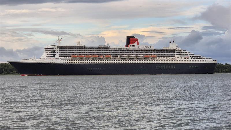 Landkreis Stade im Kreuzfahrt-Fieber: Leser fotografieren „Queen“ und „Lady“ Im Juli gelang Florian Hombach dieser Schnappschuss der "Queen Mary 2" am Abbenflether Strand.