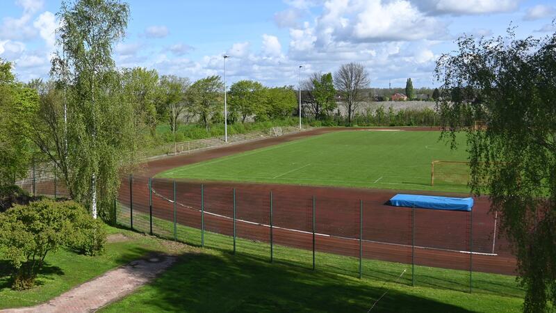 Im Juni wird die Laufbahn des Sportplatzes der Oberschule Jork grunderneuert, die Tribüne wird abgerissen.