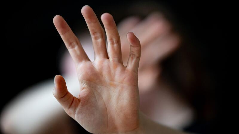 EU-Einigung auf schärfere Maßnahmen gegen Gewalt an Frauen Im Kampf gegen Gewalt an Frauen einigt sich die Eu auf ein Gesetz, ein wichtiger Punkt schaffte es allerdings nicht hinein.