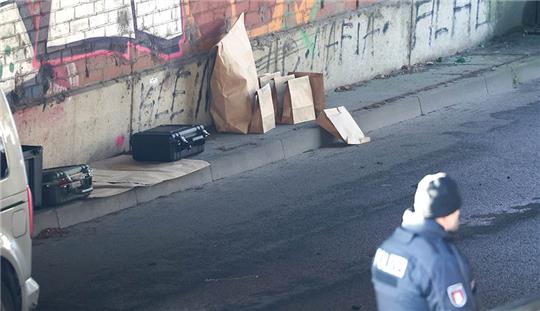 Im Kanal gefundene Teile wurden von Spezialisten der Hamburger Polizei in Tüten verpackt und für den Abtransport bereitgestellt. Polizeitaucher haben am Dienstagvormittag im Ernst-August-Kanal in Hamburg-Wilhelmsburg die Suche nach Leichenteilen fortgesetzt. Ein Angler hatte dort am Sonntag eine Tüte mit menschlichen Überresten entdeckt. Foto: Bodo Marks/Bodo Marks/dpa