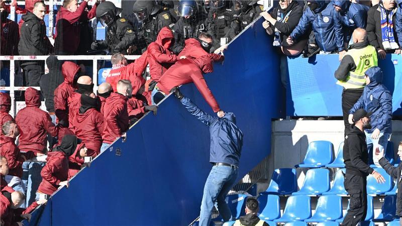 Krawalle in Karlsruhe: Polizei gibt Update zu Verletzten Im Karlsruher Wildpark kam es am Samstag zu heftigen Fan-Ausschreitungen.