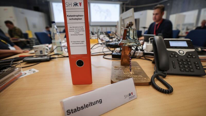 Im Katastrophenfall arbeitet in Kiel ein Führungsstab an der Koordinierung der Einsatzkräfte in Schleswig-Holstein.
