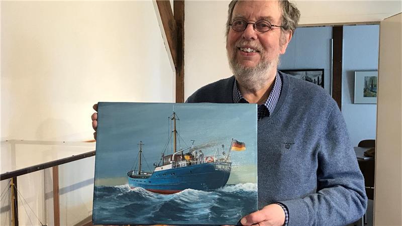 Drei echte Oldtimer: Ältestes Frachtschiff in Fahrt liegt in Wischhafen Im Kehdinger Küstenschiffahrts-Museum ist eine Ausstellung mit 25 Bildern allein dem Museumsschiff Iris-Jörg gewidmet. Hafenmeister Volker von Bargen zeigt sein Lieblingsbild,