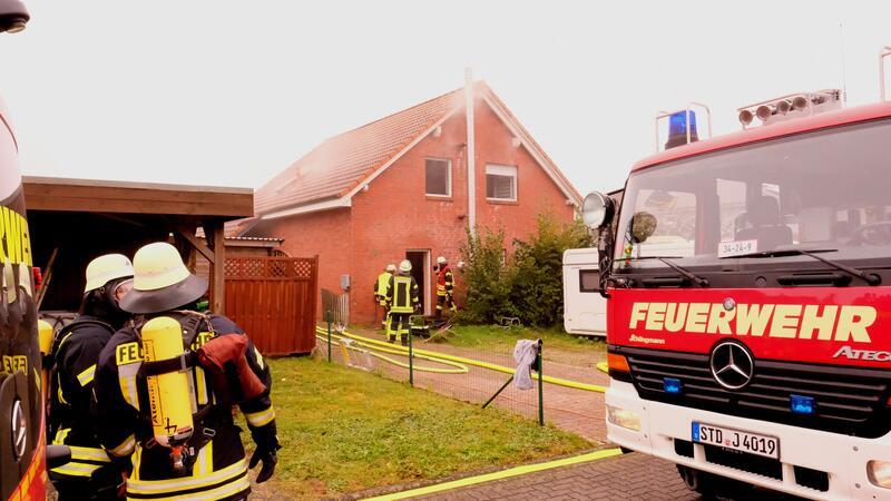 VW Touran gerät in Himmelpforten in Brand Im Keller eines Einfamilienhaues in Oldendorf war am Sonnabend ein Feuer ausgebrochen.