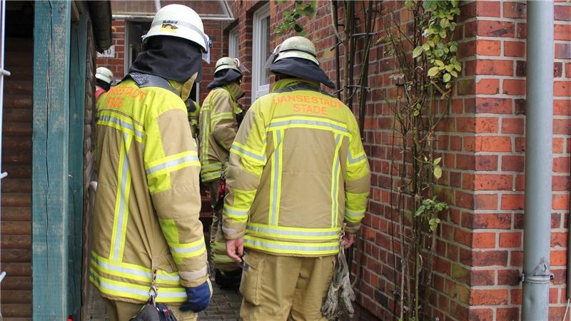 Im Keller eines Wohnhauses in Stade ist ein Feuer ausgebrochen. Die Feuerwehr war mit etwa 30 Einsatzkräften vor Ort.