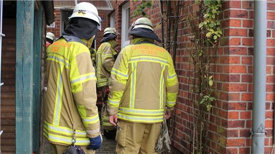 Im Keller eines Wohnhauses in Stade ist ein Feuer ausgebrochen. Die Feuerwehr war mit etwa 30 Einsatzkräften vor Ort.