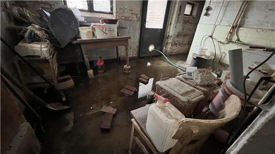 Im Keller steht das Wasser, alles wurde hochgestellt, vergammelt aber trotzdem.