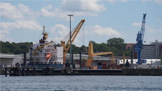 Im Kieler Hafen wurden in den ersten sechs Monaten des laufenden Jahres wurden 3,8 Millionen Tonnen Fracht umgeschlagen.